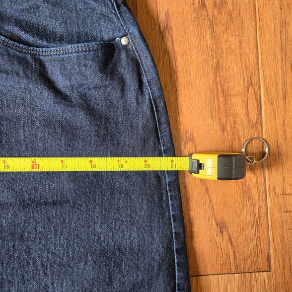 Croft & Barrow The Classic Skort Mid Stretch Super Dark Denim Wash Size 10 - Picture 8 of 9